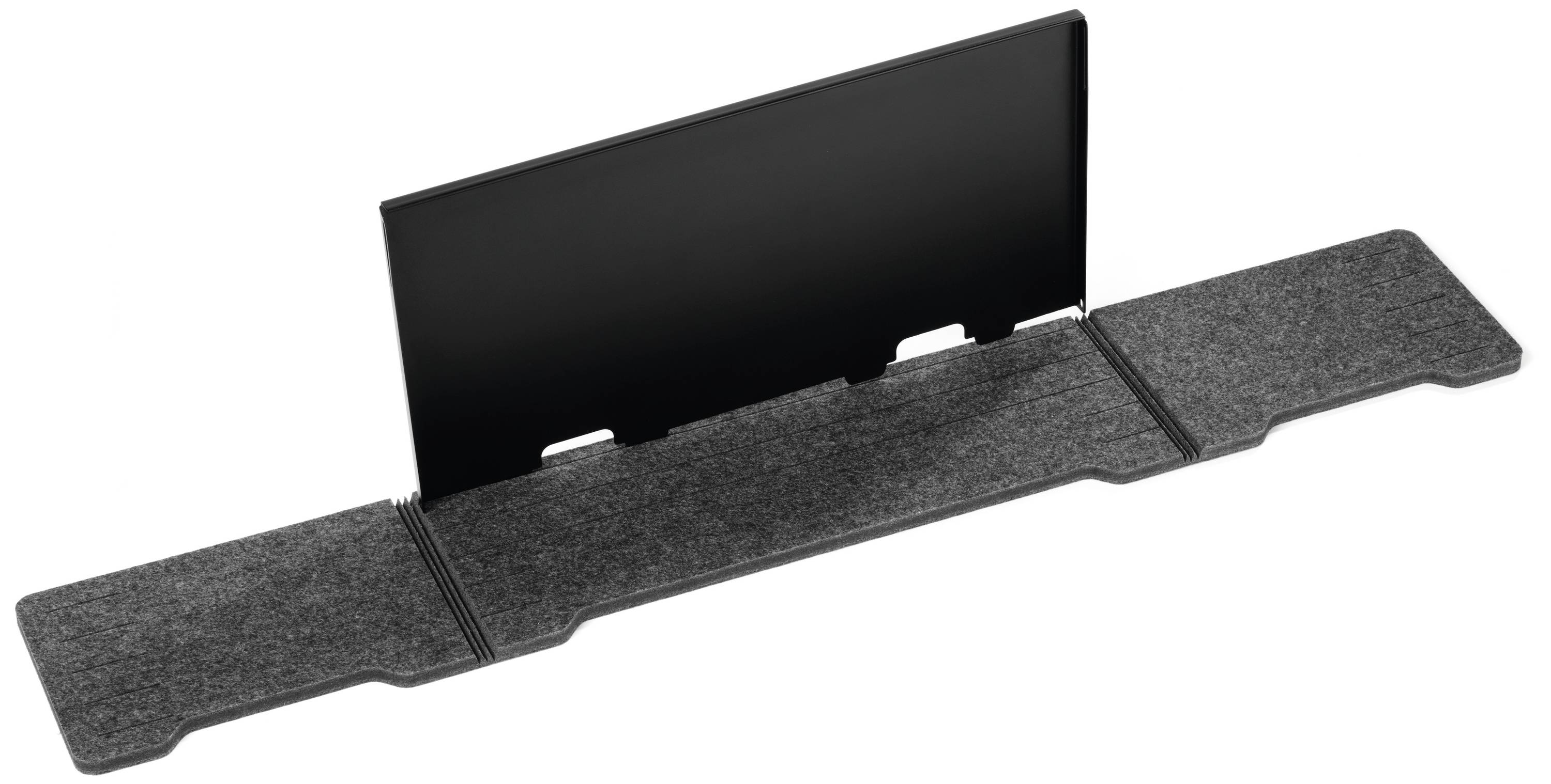 Eine schwarze Trennwand mit grauen, gepolsterten Klappen auf beiden Seiten, vermutlich zur Raumteilung oder für organisatorische Zwecke.