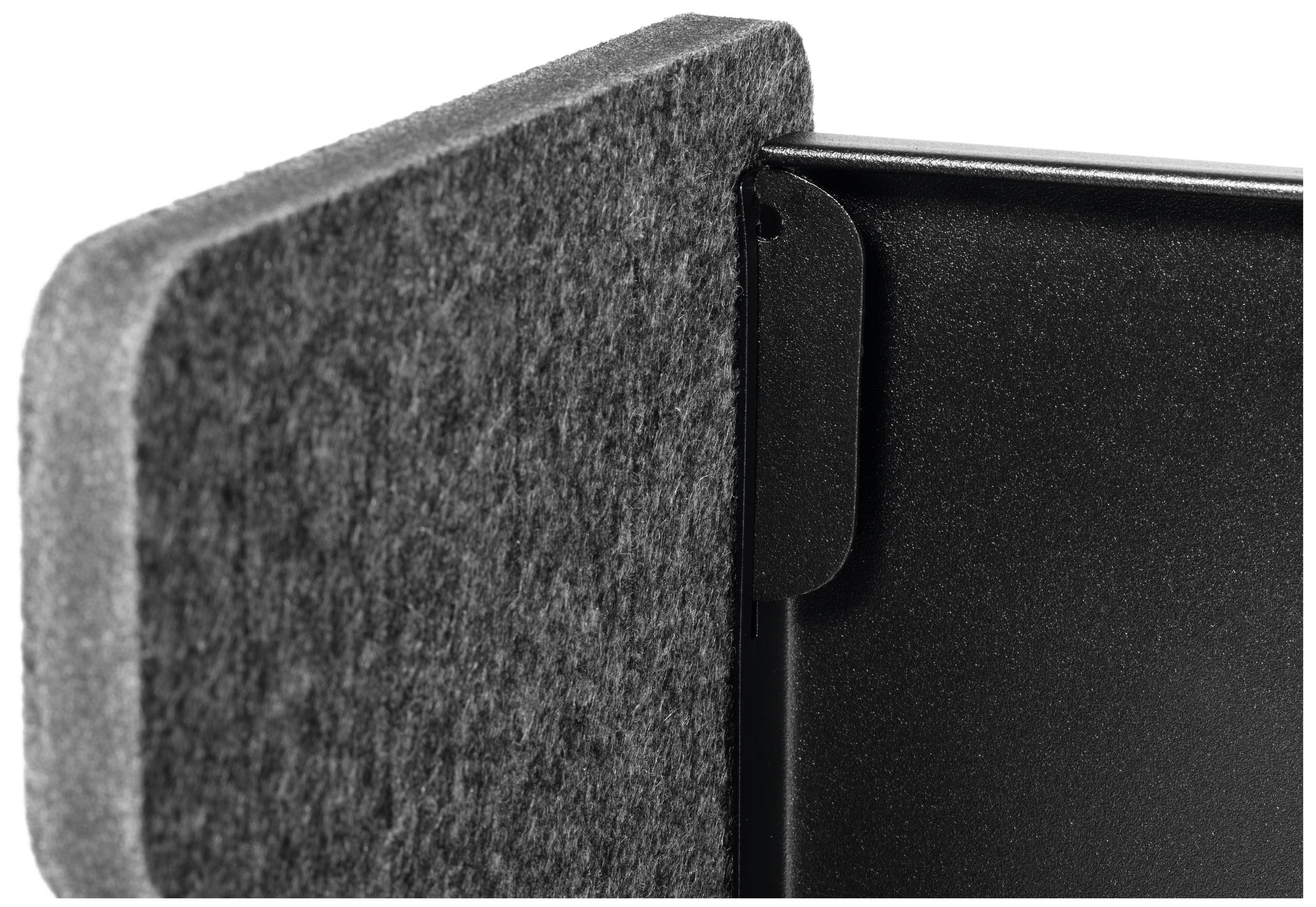 Nahaufnahme einer schwarzen Metallplatte mit Schaumstoffkante, zeigt Details der Materialstruktur.