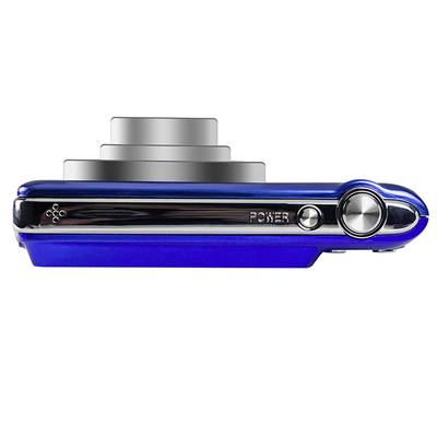 Digitalkamera in seitlicher Ansicht mit herausgefahrenem Objektiv und blauem Gehäuse, sowie silbernen Bedienelementen.