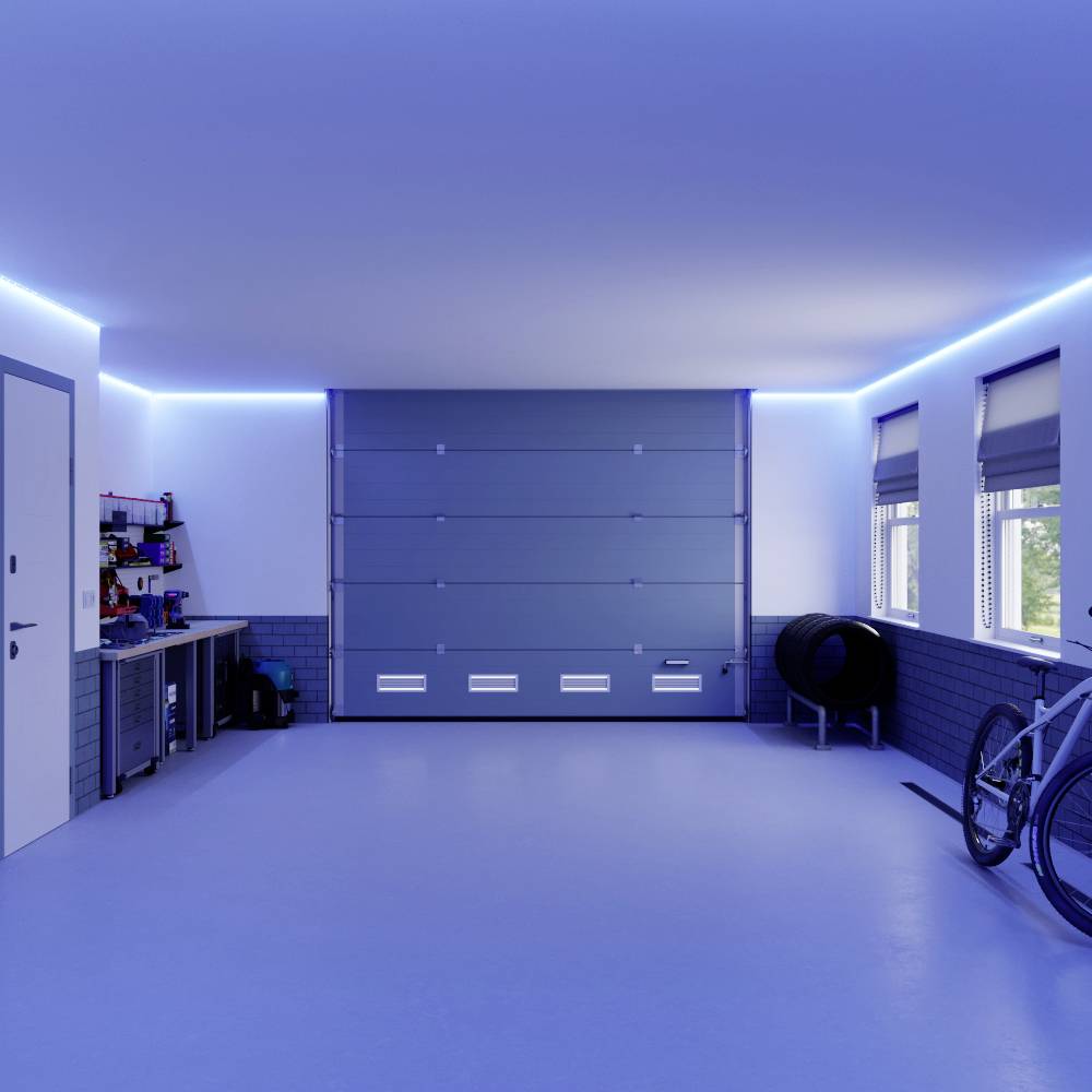 Eine modern eingerichtete Garage mit blauer Beleuchtung, Werkzeugregal links, Fahrräder rechts und ein geschlossenes Garagentor vorne.