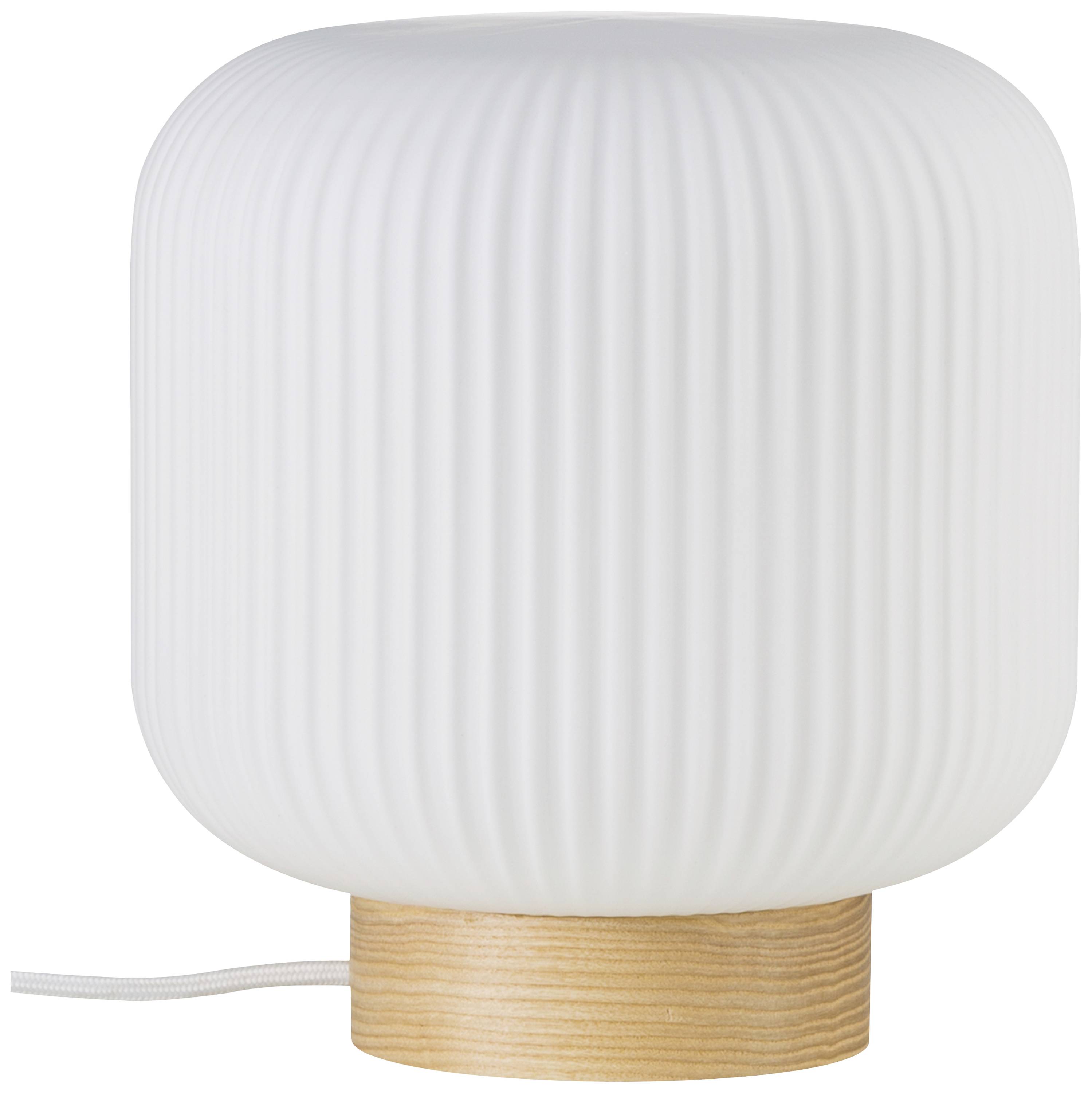 Eine weiße, geriffelte Tischlampe mit einem runden Holzboden und einem weißen Kabel.