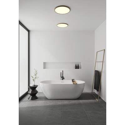 Modernes Badezimmer mit freistehender Badewanne, schwarzem Wasserhahn und Handtüchern auf einer Holzleiter. Helle, minimalistische Gestaltung.
