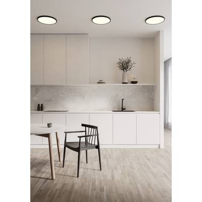 Moderne Küche mit weißem Umbau, grauem Marmor-Backsplash, Holzstuhl und Tisch. Minimalistisches Design mit Pflanzenakzent.