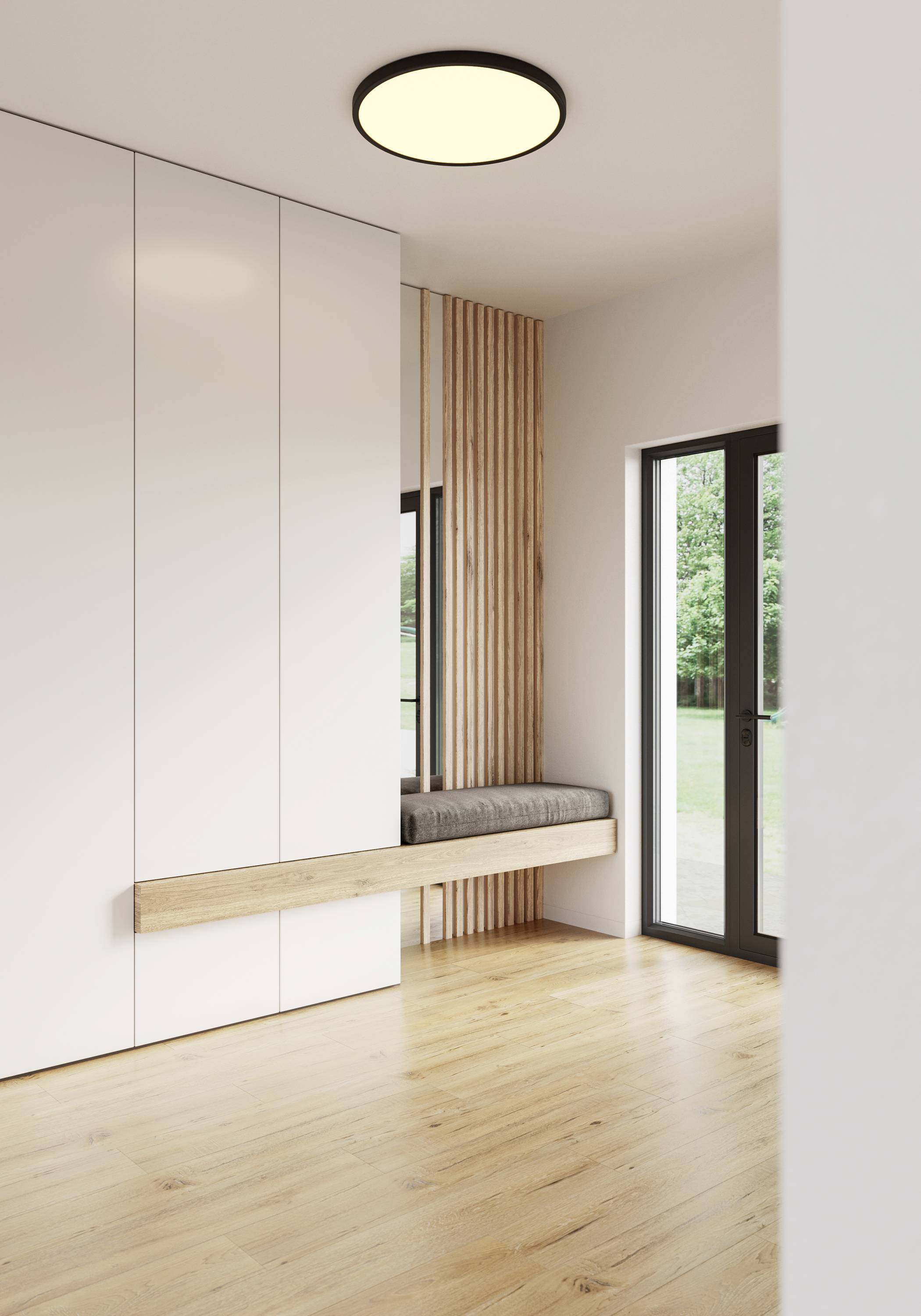 Moderner, heller Eingangsbereich mit Holzfußboden, weißem Schrank, großem Fenster und Sitzbank mit Holzverkleidung.
