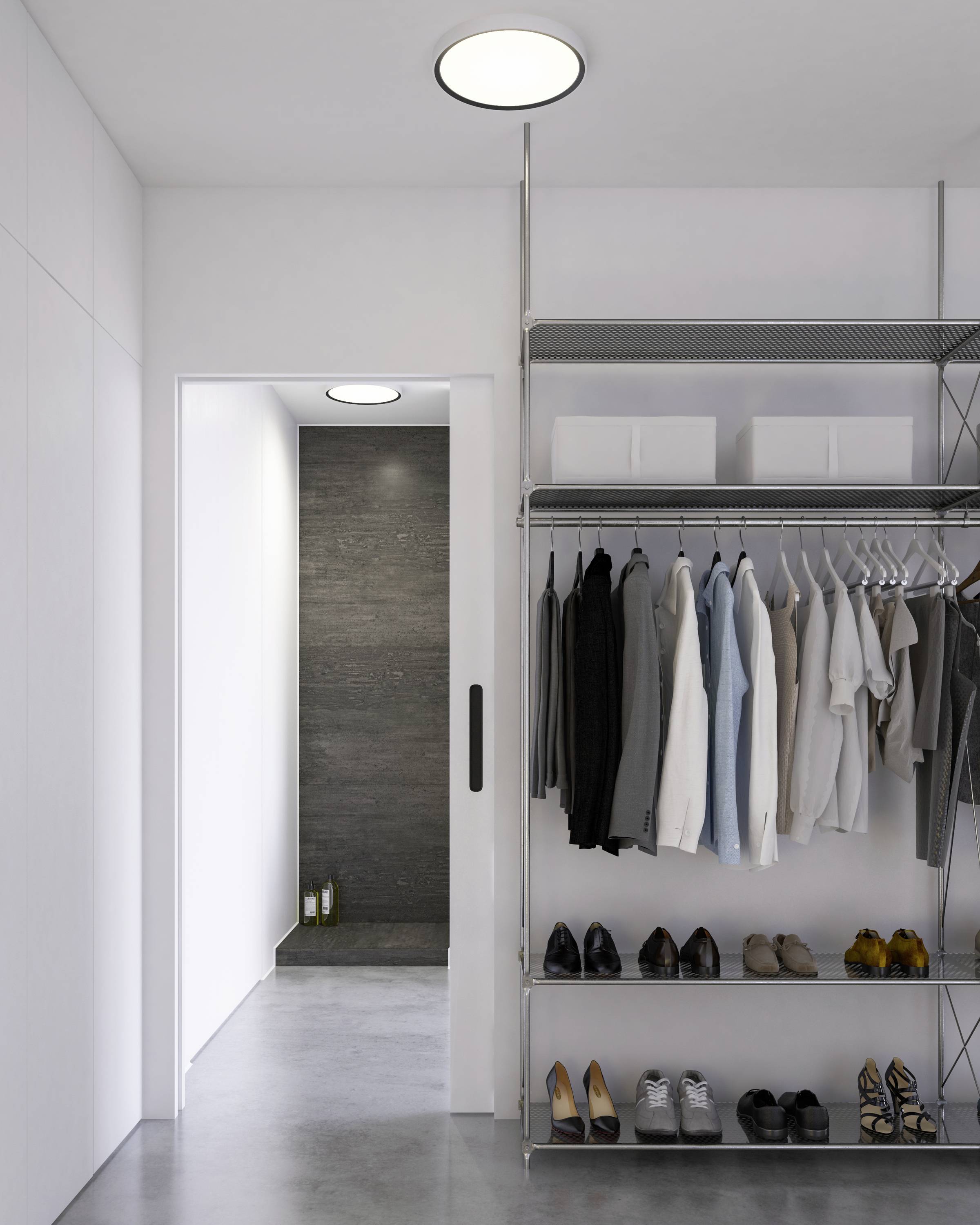 Ein minimalistischer Kleiderschrank mit offenen Regalen zeigt ordentlich aufgehängte Kleidung und Schuhe. Der Raum ist modern und hell.