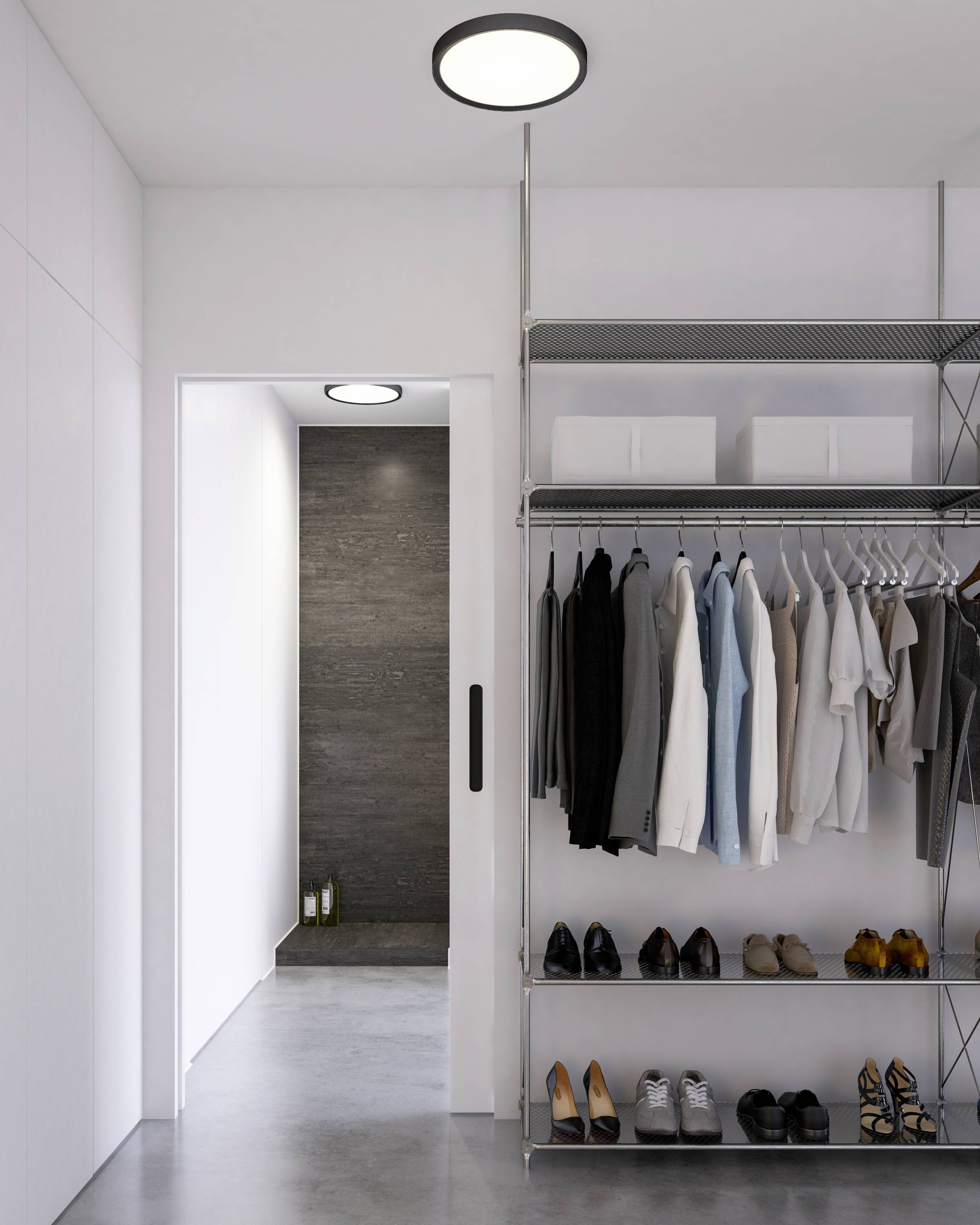 Ein stilvoller, offener Kleiderschrank mit hängender Kleidung, Schuhen unten und Boxen oben. Ein Flur ist im Hintergrund sichtbar.