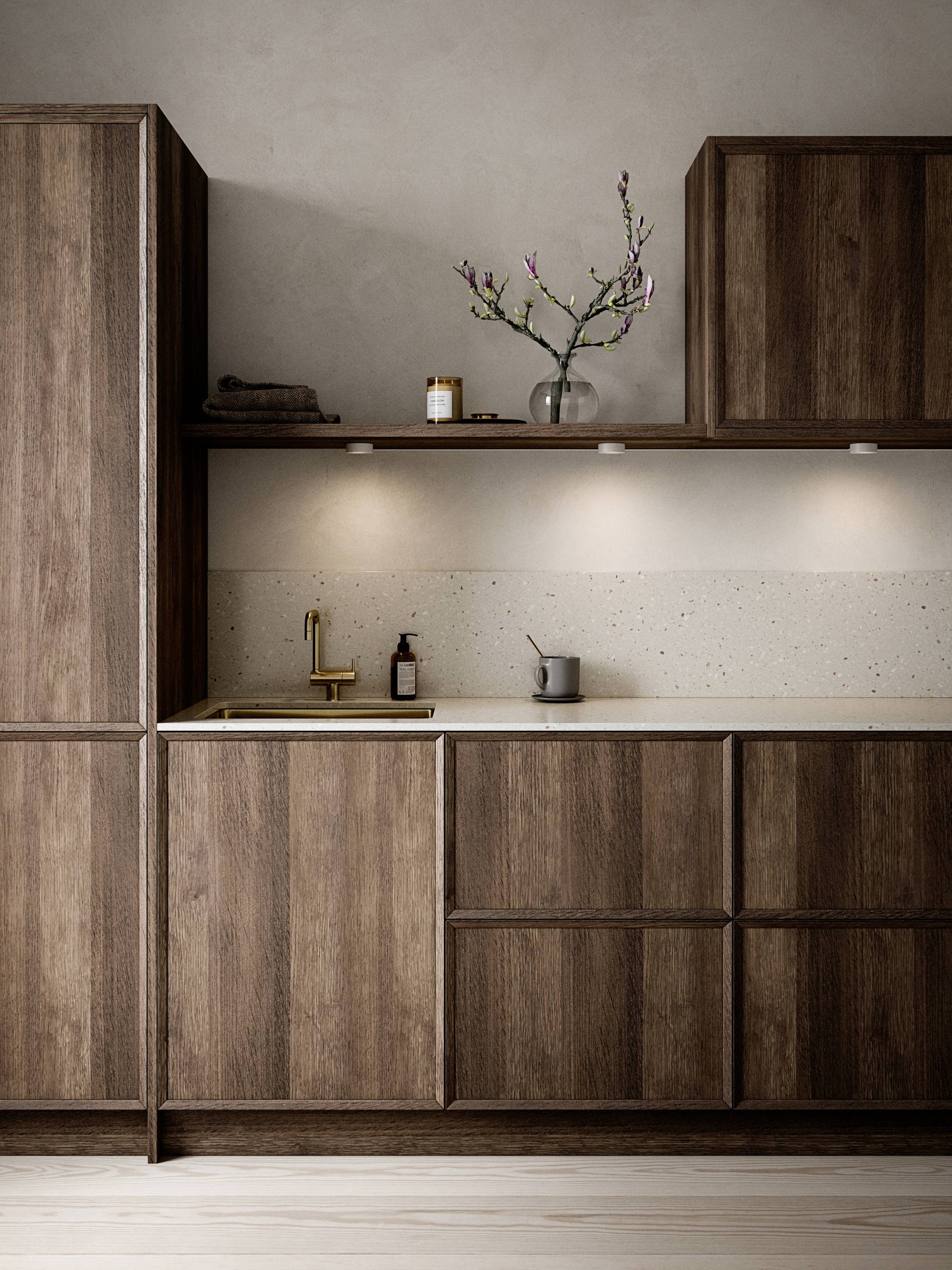Moderne Küche mit dunkelbraunen Holzschränken, einer kleinen Spüle mit goldfarbenem Wasserhahn und einem Regal mit Dekoobjekten.