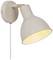 Wandleuchte mit rundem Sockel und verstellbarem Lampenschirm, beige, eingeschaltet. Licht strahlt nach unten.
