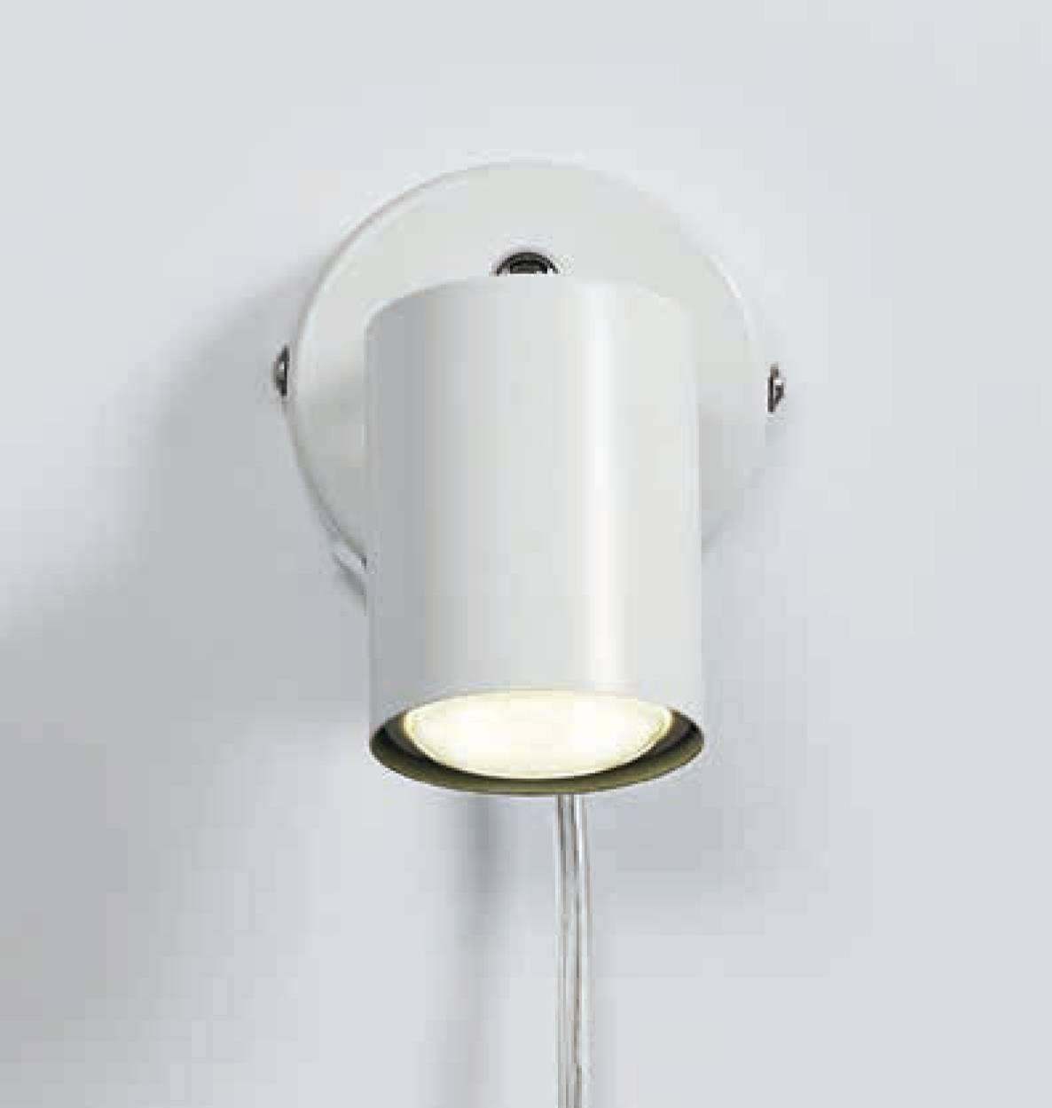 Wandleuchte mit zylindrischem, weißem Gehäuse, vor einer weißen Wand montiert, mit sichtbarem Kabel darunter.