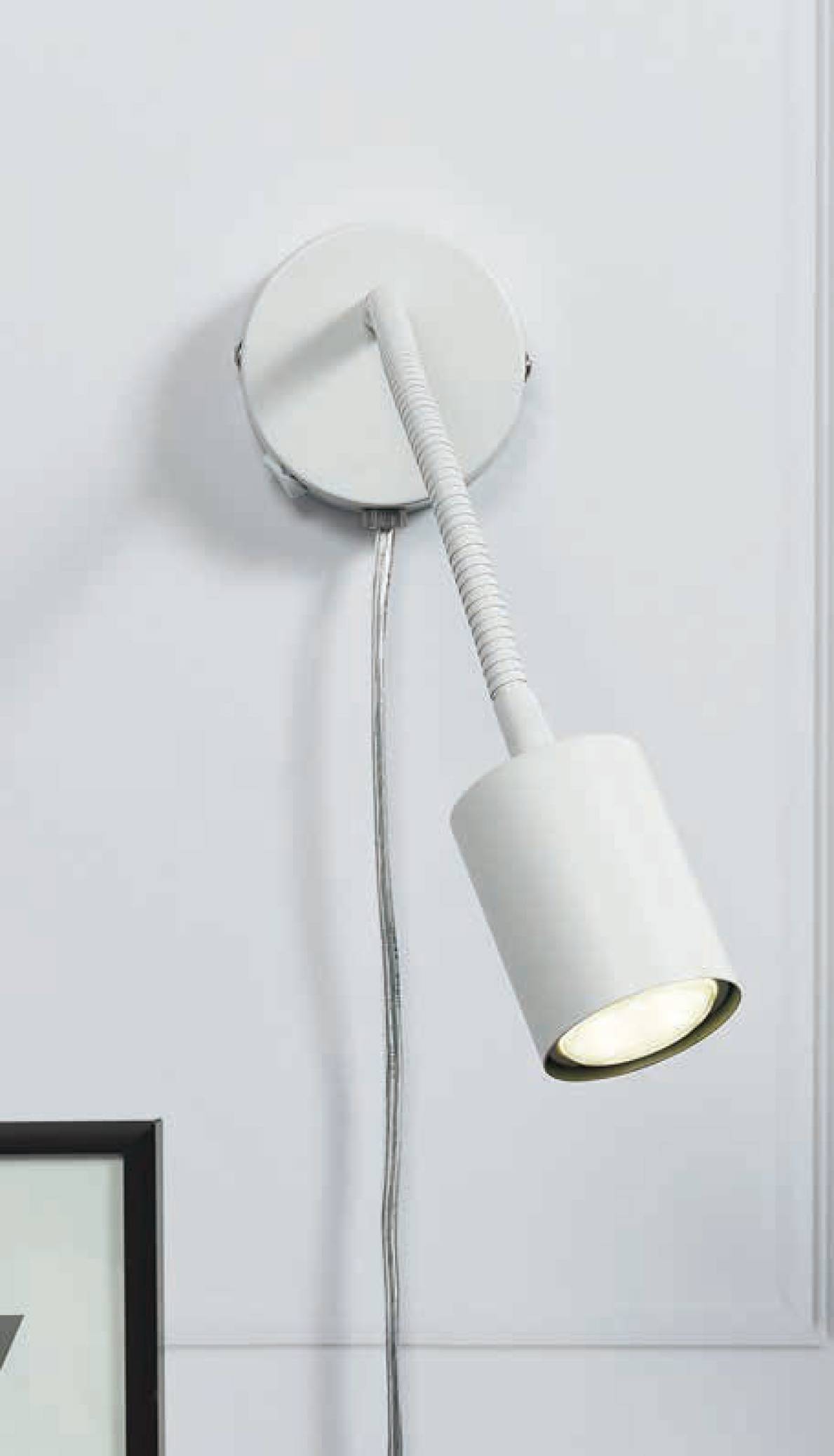 Eine weiße Wandleuchte mit flexiblem Arm, befestigt an einer weißen Wand, mit herunterhängendem Kabel.
