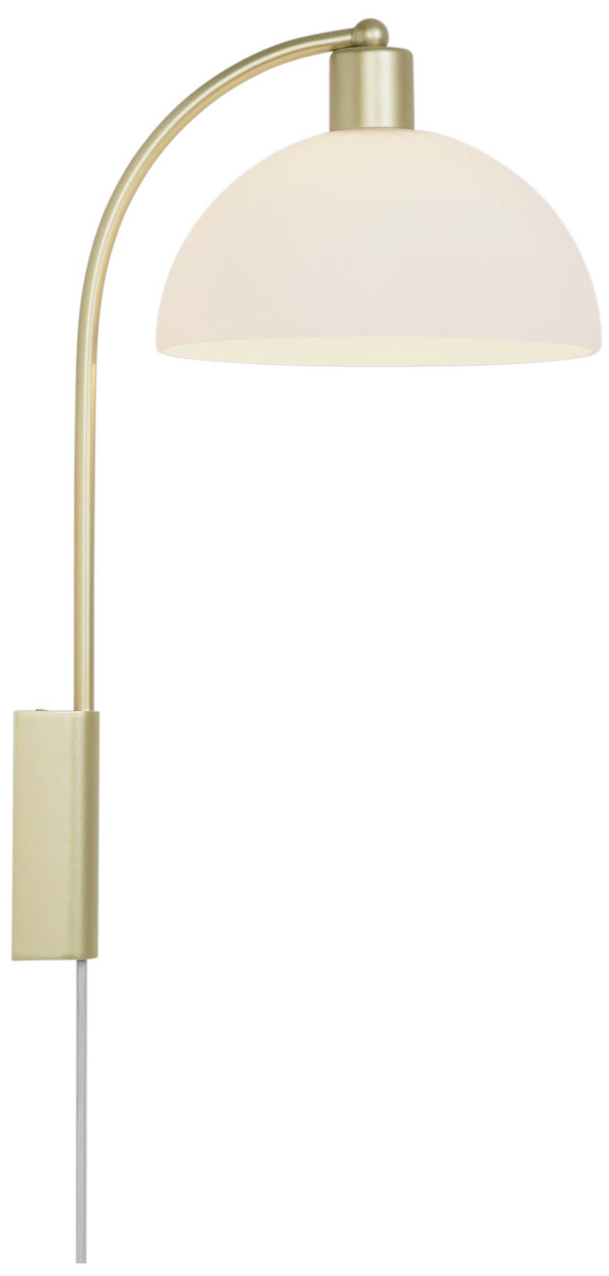 Eine goldene Wandlampe mit gebogenem Arm und weißem Lampenschirm, leuchtend.