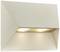 Eine moderne, beige Wandlampe mit schrägem Design, das diffuses Licht nach unten abstrahlt, an einer glatten Wand montiert.