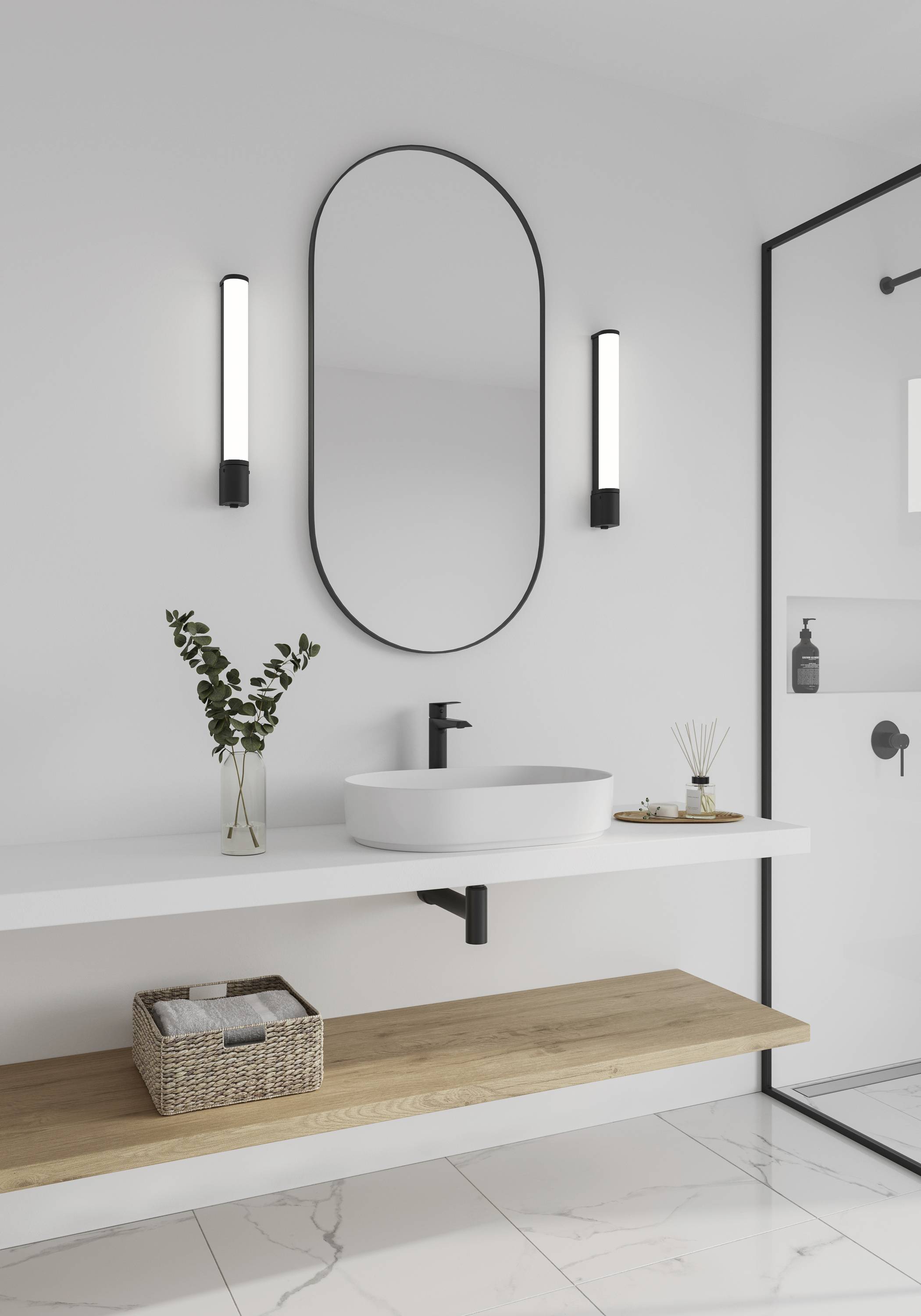 Modernes Badezimmer mit ovalem Spiegel, weißem Waschbecken, zwei wandmontierten Leuchten und einer Holzablage darunter.