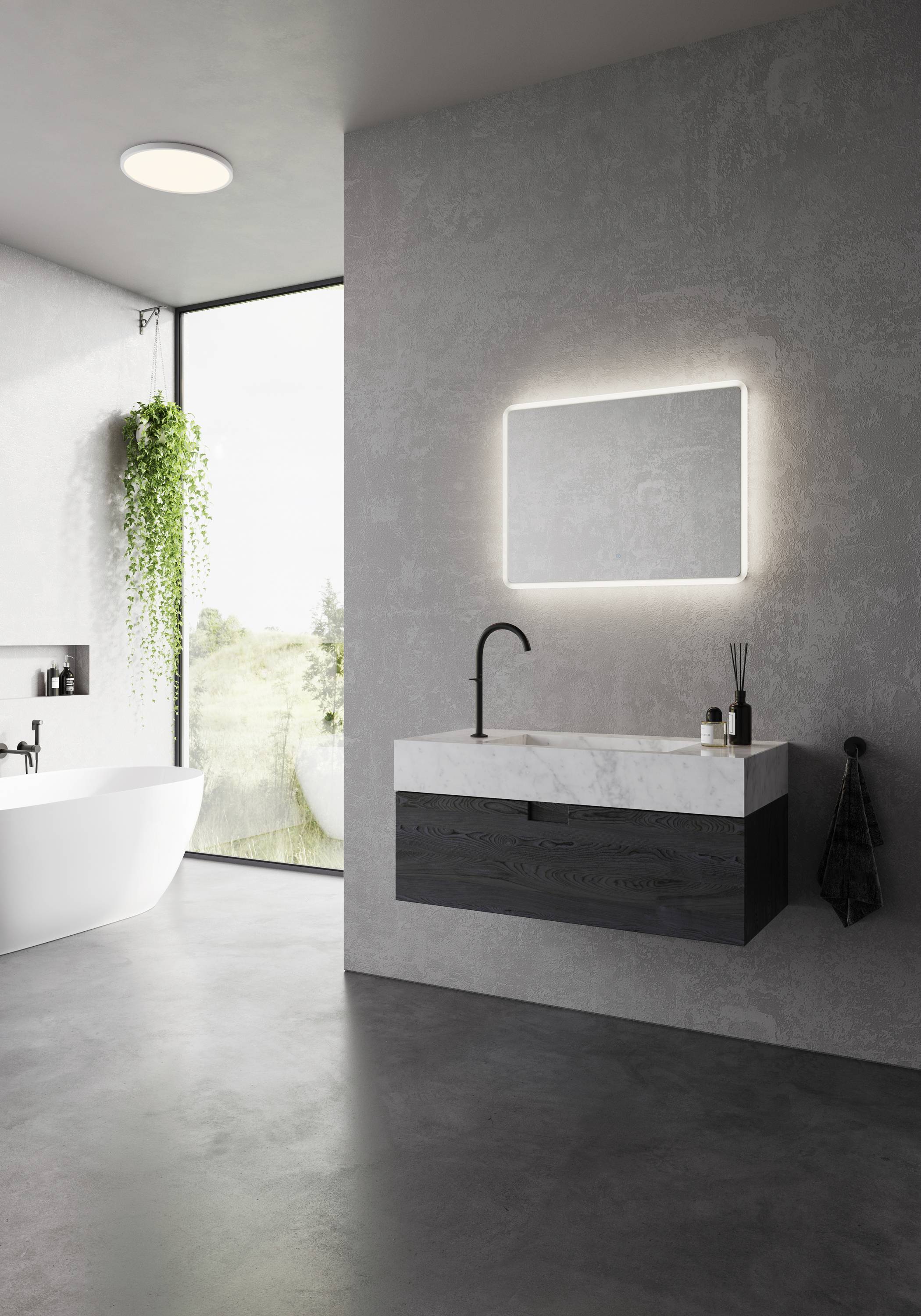 Modernes Bad mit schwarzem Waschbeckenunterschrank, beleuchtetem Spiegel, hängender Pflanze, Badewanne und großem Fenster.