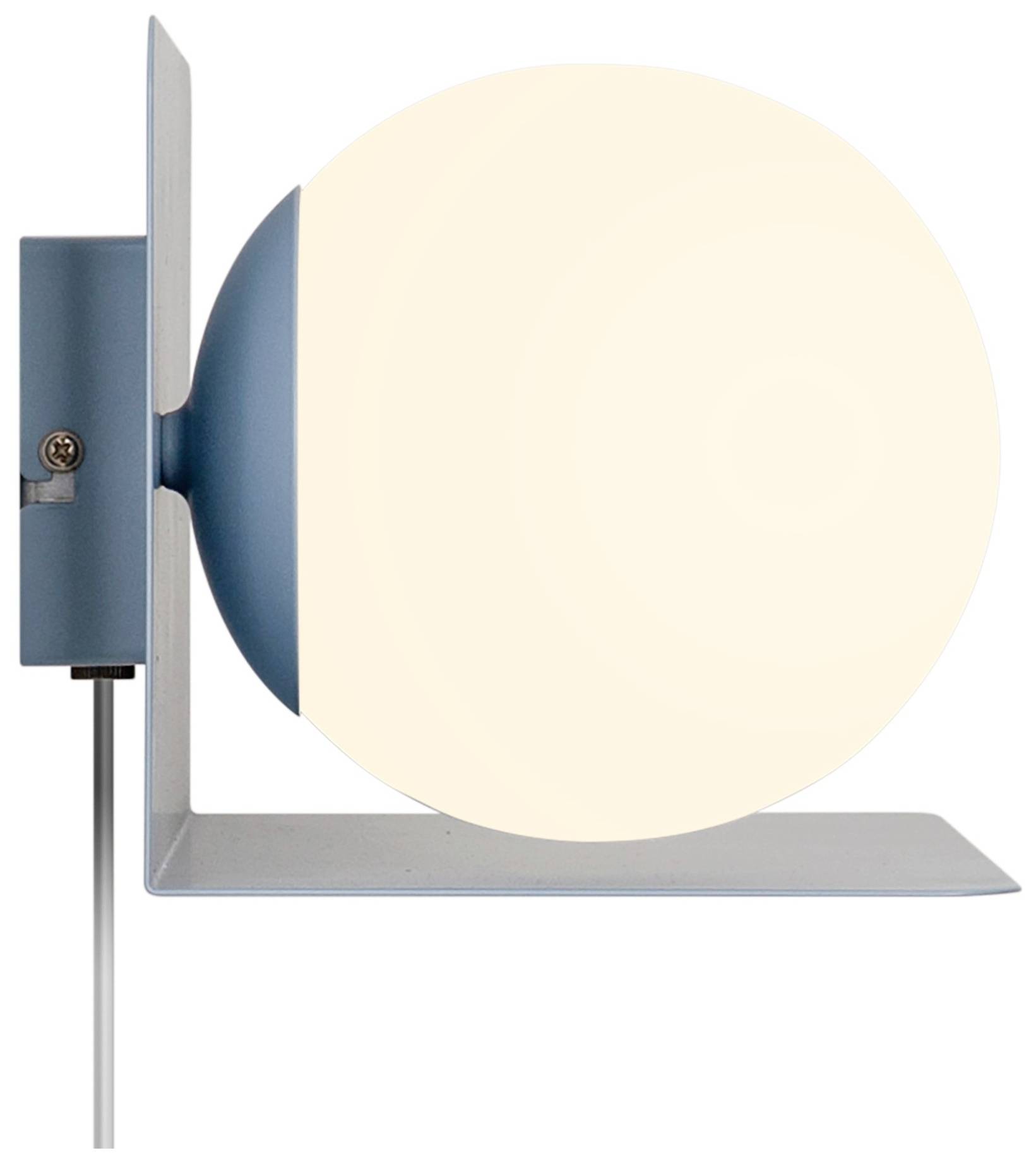 Eine moderne Wandlampe mit kugelförmigem, weißem Lampenschirm und blauem, eckigen Halter.