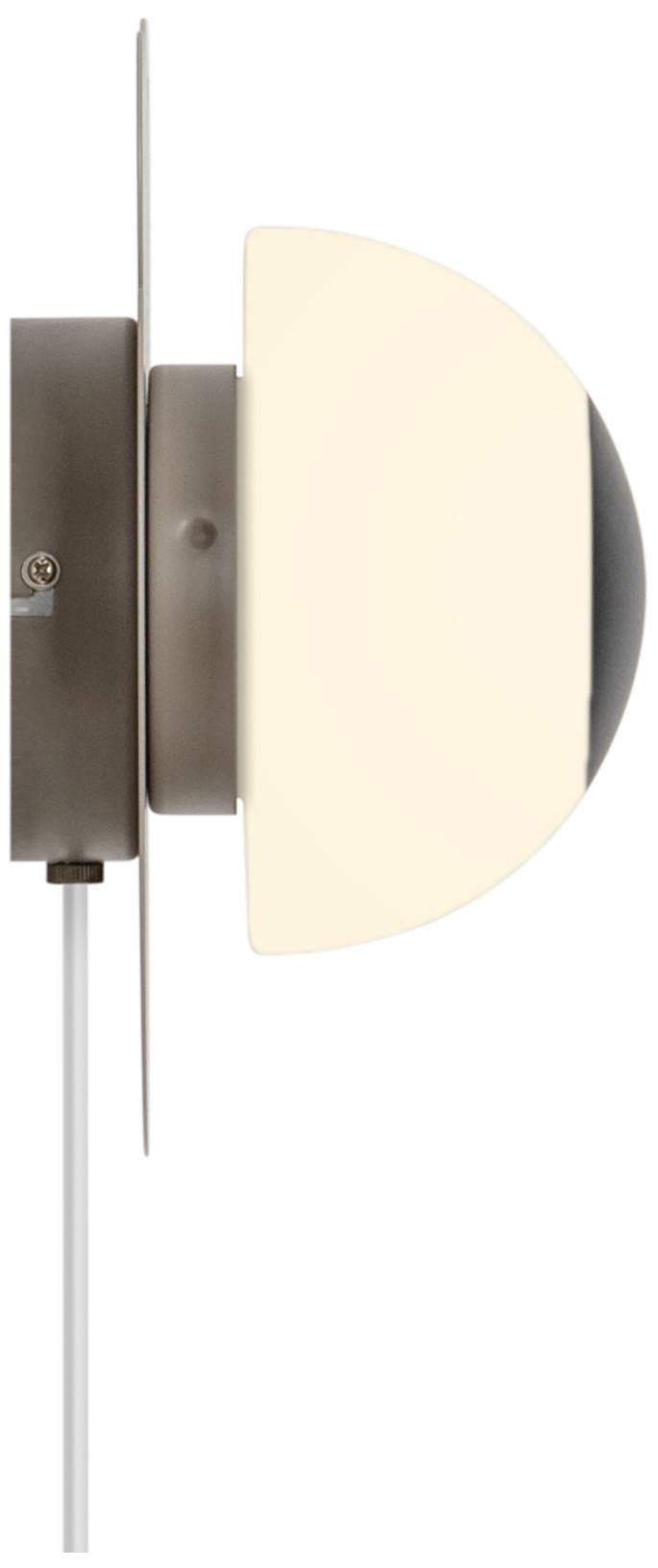 Eine halbkreisförmige Wandleuchte mit modernem Design. Der Lichtkörper ist in einem Metallrahmen gefasst und mit weichem Licht leuchtend.