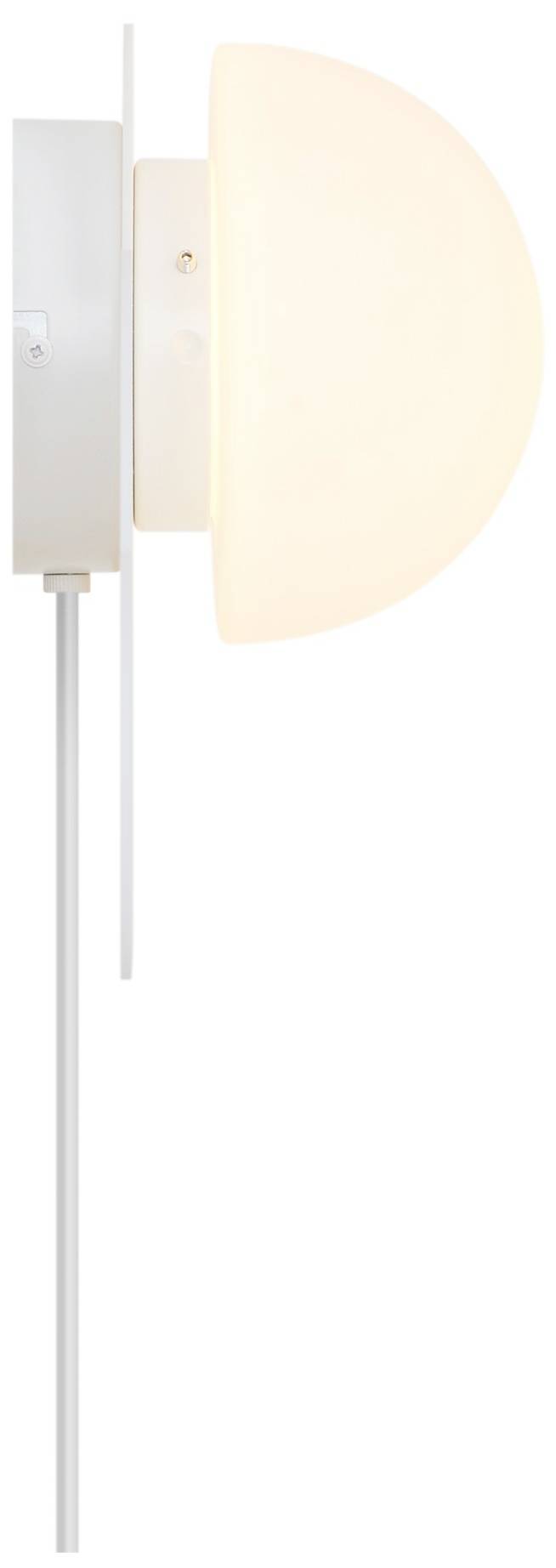 Wandlampe mit rundem, halbkugelförmigem Schirm, der weiches, diffuses Licht abstrahlt. Montiert an einer weißen Halterung an der Wand.