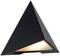 Eine schwarze, dreieckige Wandlampe mit einer leuchtenden Unterseite strahlt warmes Licht nach unten ab.