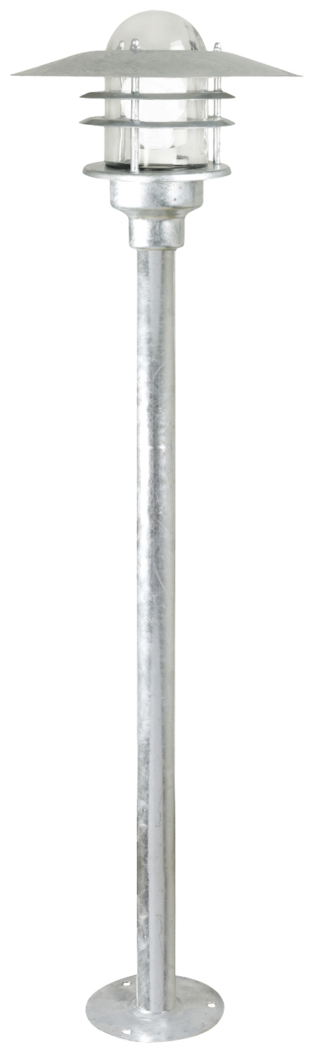 Metallene Straßenlaterne mit transparentem Lampenschirm auf einem hohen, schlanken Stab. Modernes Design für Außenbeleuchtung.