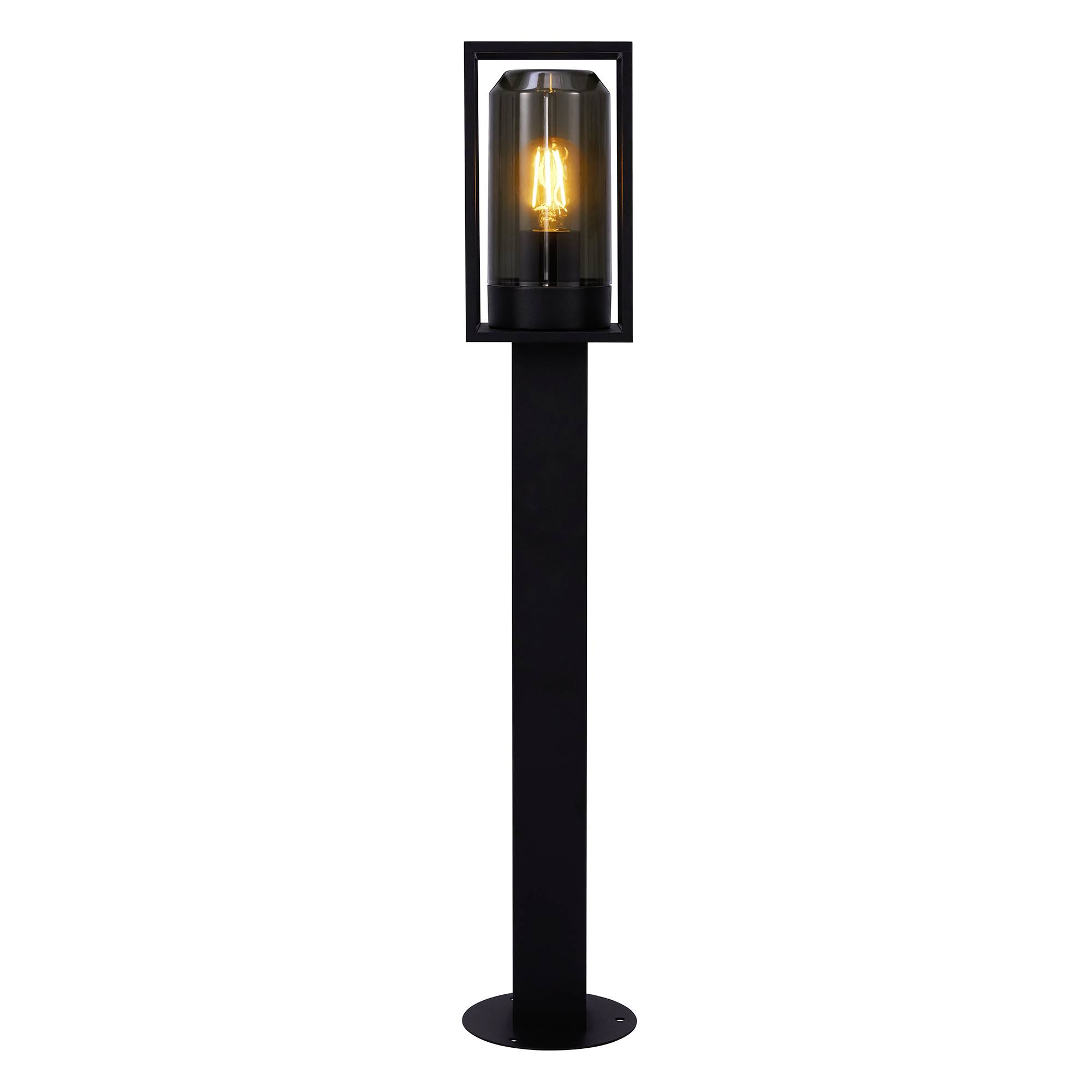 Eine schwarze Stehlampe mit rechteckigem Rahmen und sichtbarer Glühbirne, die warmes Licht ausstrahlt; minimalistisch und modern.