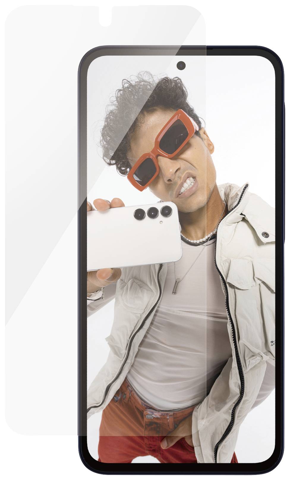 Person mit Sonnenbrille und weißer Jacke macht ein Selfie mit Smartphone.