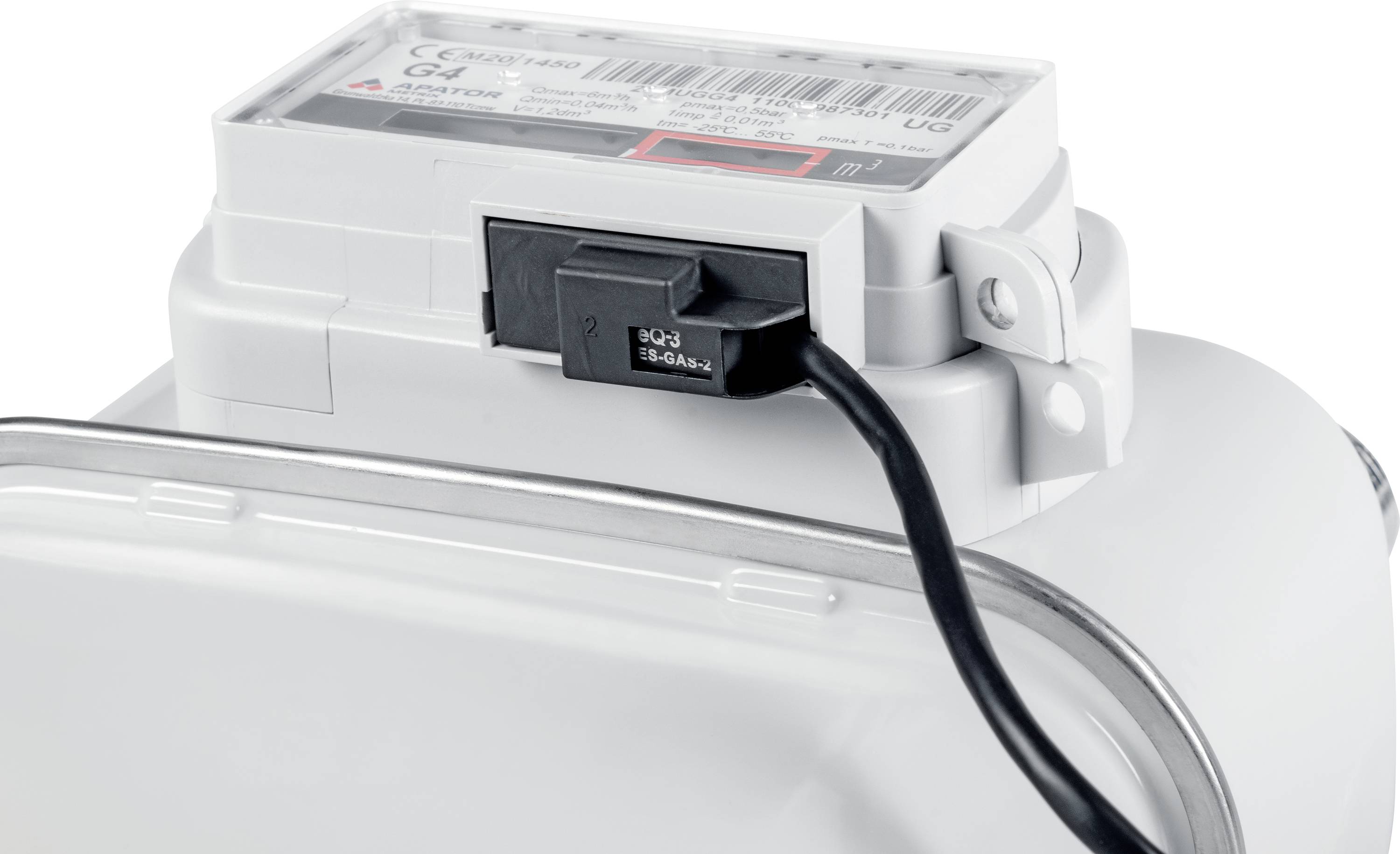 Weißes technisches Gerät mit schwarzem Kabel, verbunden an einem Anschluss. Oben ein Etikett mit technischen Informationen.