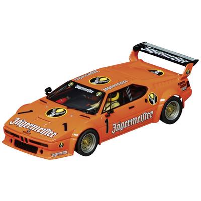Ein orangefarbenes Modellauto im Rennwagendesign mit 'Jägermeister'-Logos und Spoiler.