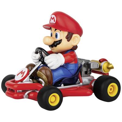 Ein animierter Charakter in rotem Anzug und Mütze fährt ein Go-Kart.