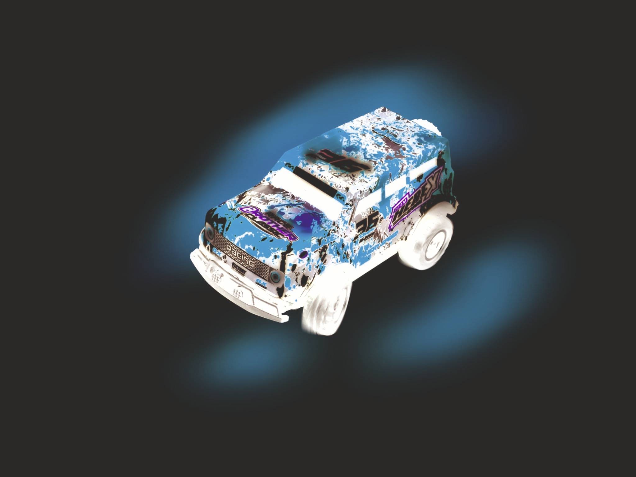 Spielzeugauto mit bunter, kontrastreicher Bemalung auf schwarzem Hintergrund. Fahrzeugdetails sind verschwommen, blau leuchtend.