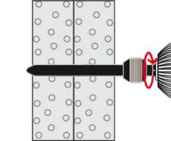 'Diagramm eines Satelliten mit Solarpanelen links und einer Parabolantenne rechts, umkreist von einem rot markierten Ring.'