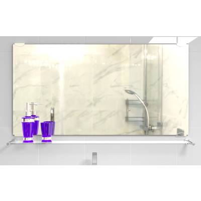 Ein Badezimmer mit Marmorfliesen; ein Spiegel reflektiert eine Dusche. Auf einem Regal stehen ein Lilaseifenspender und ein Glas.