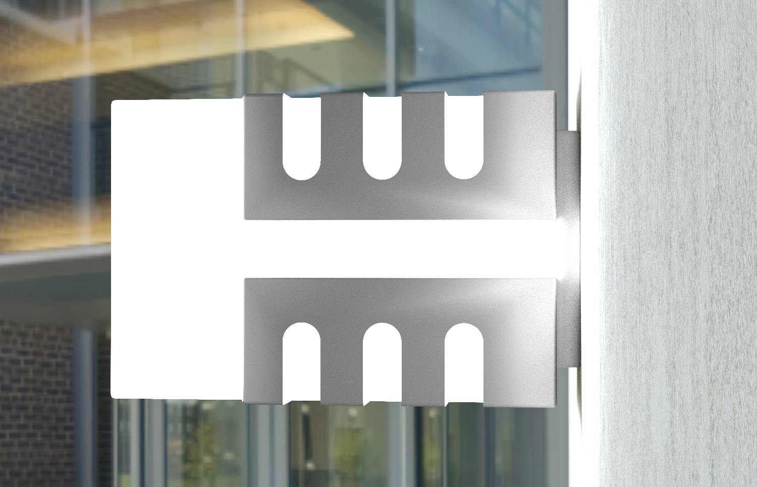 Eine silberne Wandleuchte mit modernem Design und rechteckigen Aussparungen strahlt nach rechts hin Licht aus. Im Hintergrund ist ein Gebäude mit Glaswänden sichtbar.