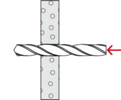 Ein Bohrer durchdringt ein perforiertes Metallstück von links nach rechts. Eine rote Pfeilspitze rechts zeigt die Bewegungsrichtung an.