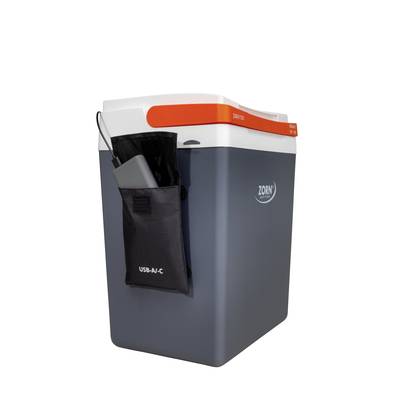 Eine tragbare Kühlbox mit USB-Anschluss an der Seite. Sie ist in Grau und Weiß mit einem roten Streifen gestaltet und hat eine Tasche vorne.