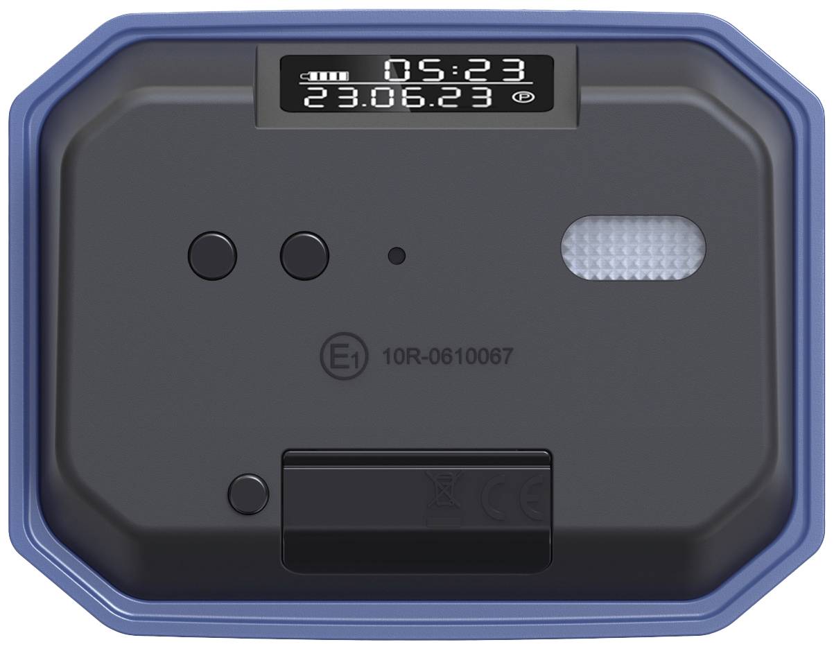 Ein elektronisches Gerät mit einem kleinen Bildschirm zeigt '05:23' und das Datum '23.06.23'. Es hat Tasten und ein CE-Kennzeichen.