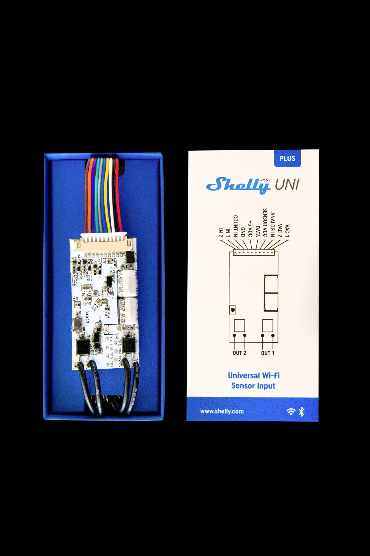 'Universal Wi-Fi Sensor Input Shelly UNI Plus' Verpackung und Gerät mit farbigen Kabeln vor schwarzem Hintergrund.