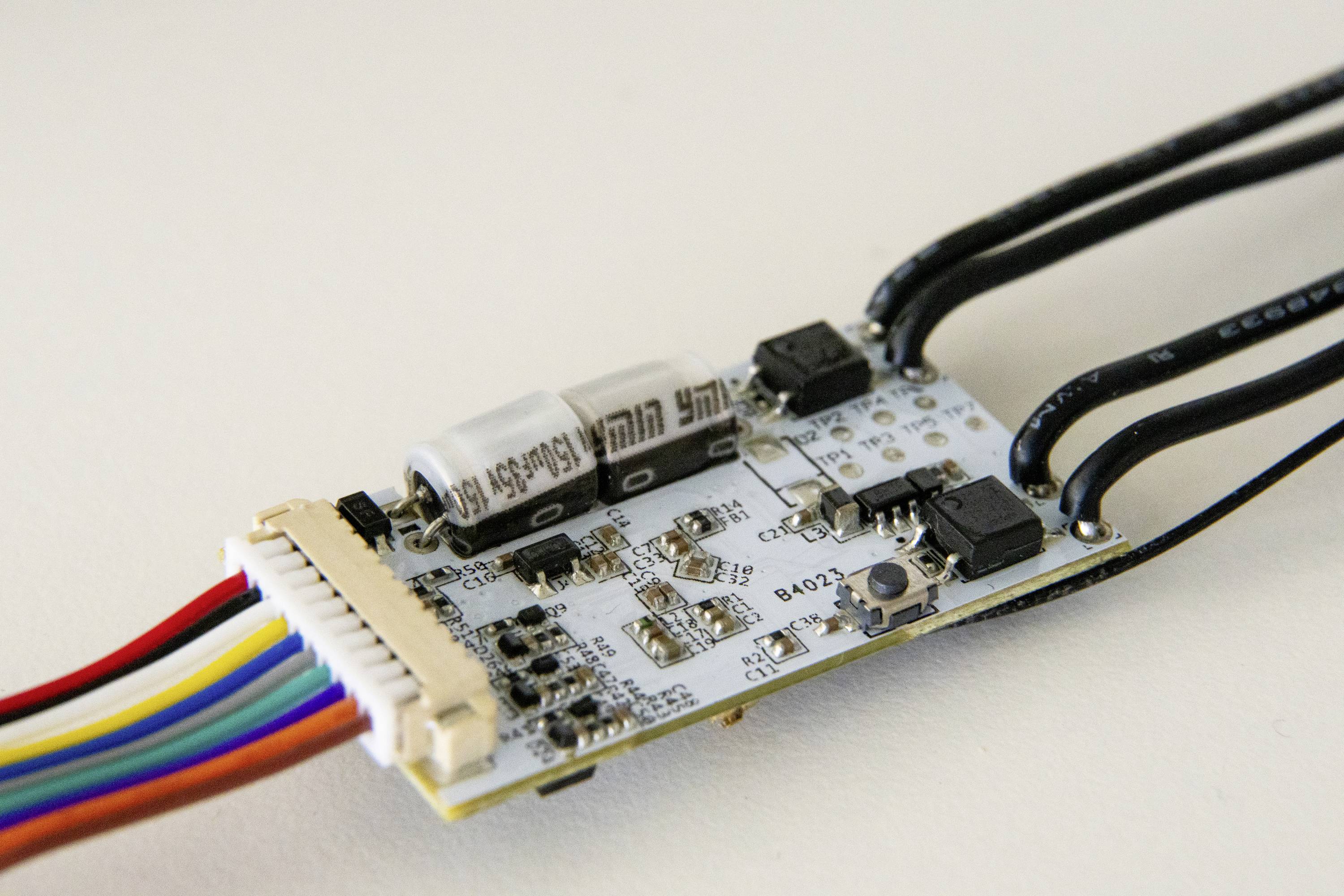 Eine elektronische Schaltung mit mehreren Kabelanschlüssen, Widerständen und Schaltkreisen; wahrscheinlich Teil eines technischen Geräts.