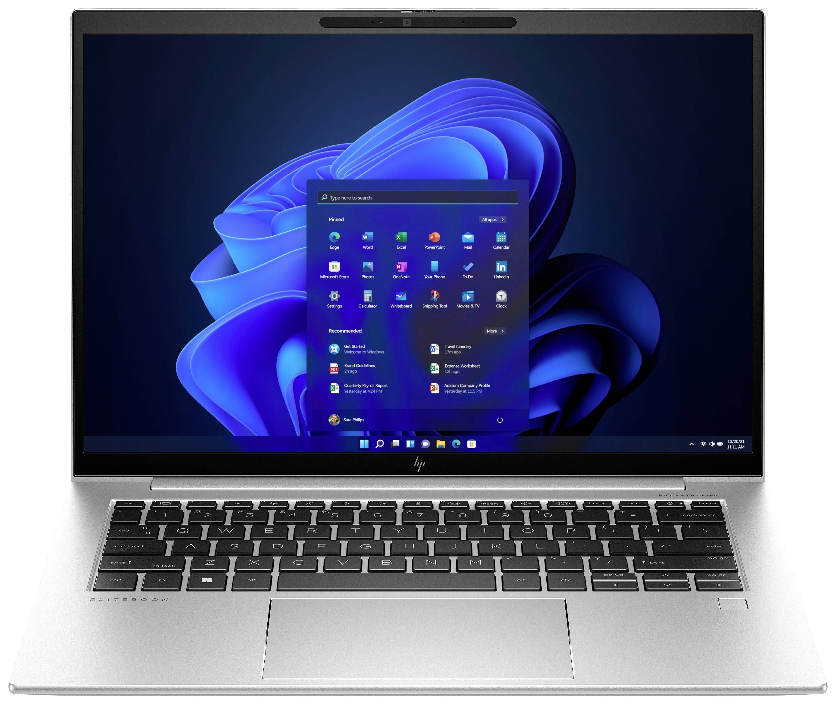 Ein Laptop mit geöffneter Windows-Oberfläche, auf der der Startbildschirm mit Programmsymbolen in der Mitte angezeigt wird.
