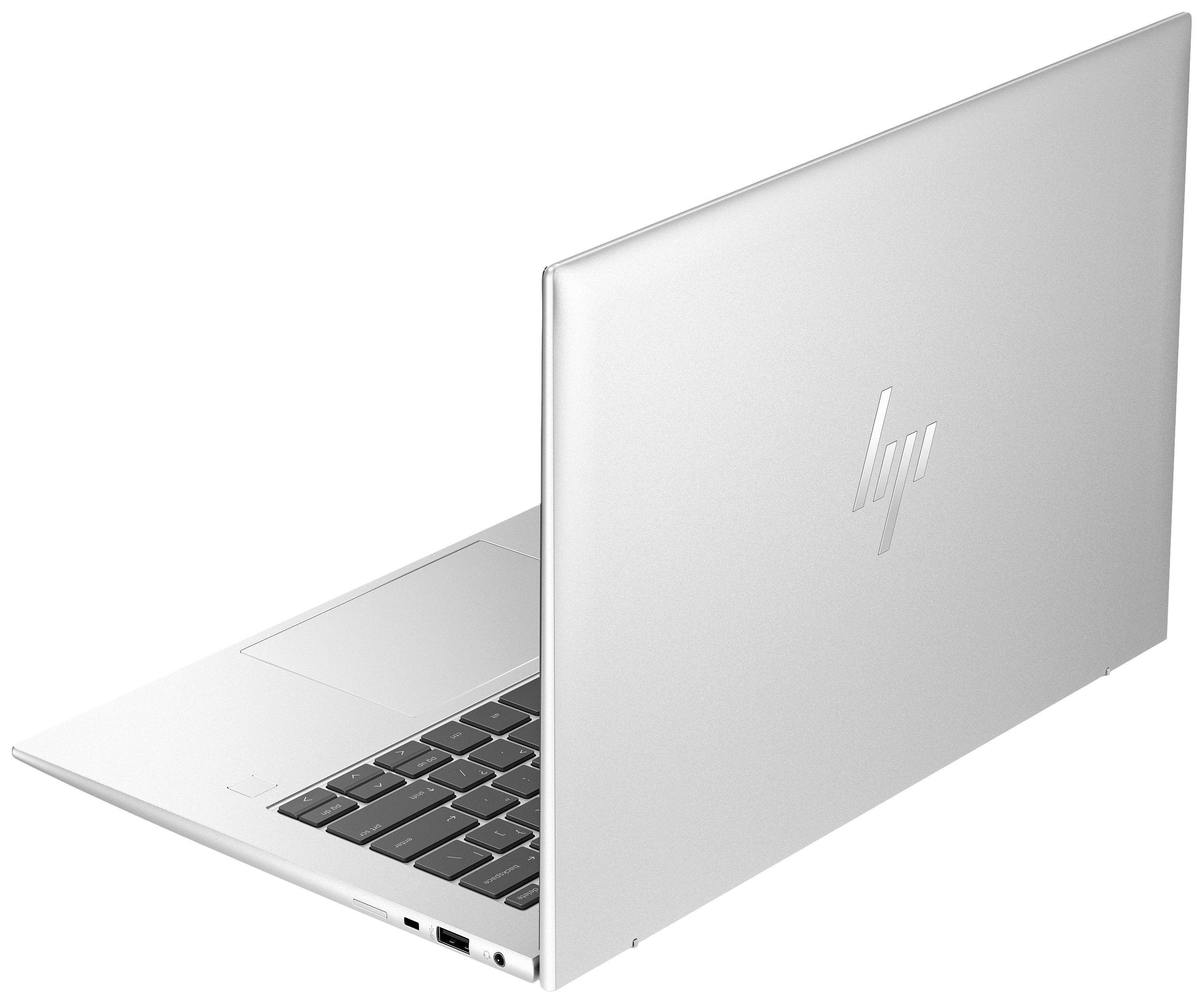 Silberner Laptop geöffnet auf weißem Hintergrund. Tastatur und Bildschirm teilweise sichtbar. Elegantes, schlankes Design.