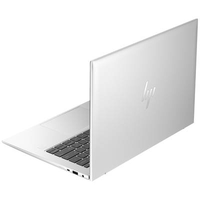 Silberner Laptop geöffnet auf weißem Hintergrund. Tastatur und Bildschirm teilweise sichtbar. Elegantes, schlankes Design.