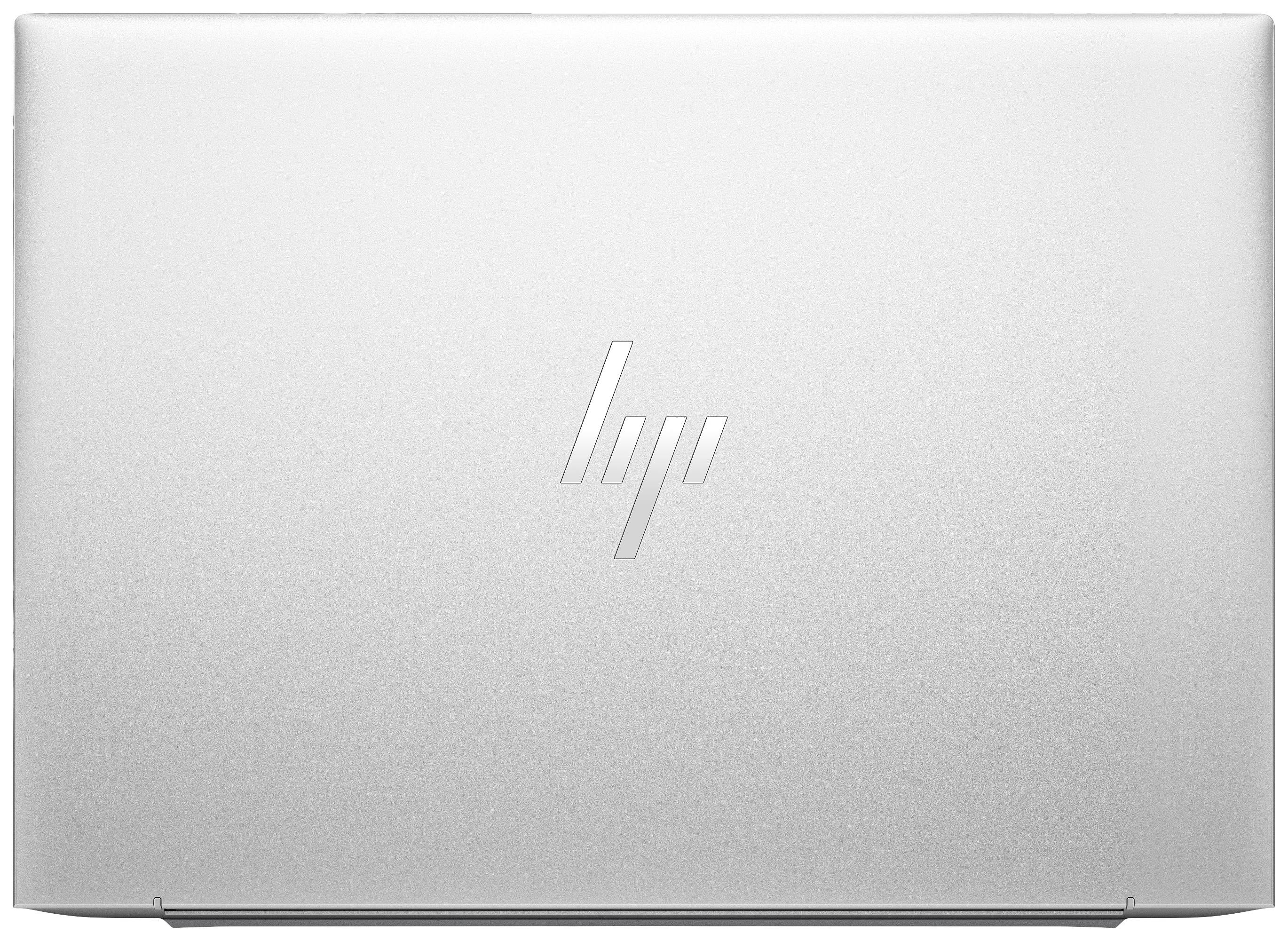 Silberner Laptop mit einem eingeprägten Logo auf der Rückseite.
