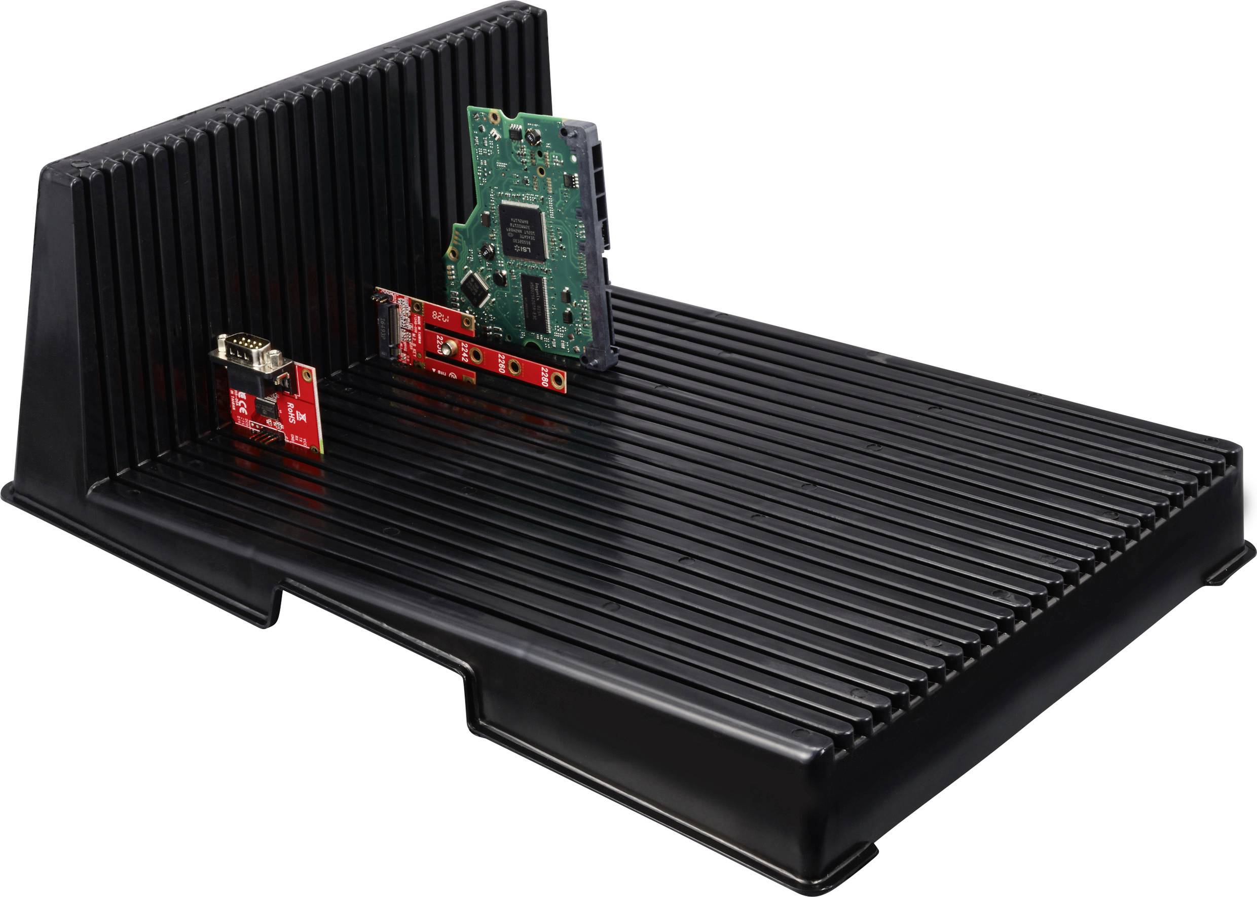 'Schwarze Plastikhalterung mit vertikal montierten Computerplatinen, darunter eine grüne Leiterplatte und eine rot-schwarze Komponente.'