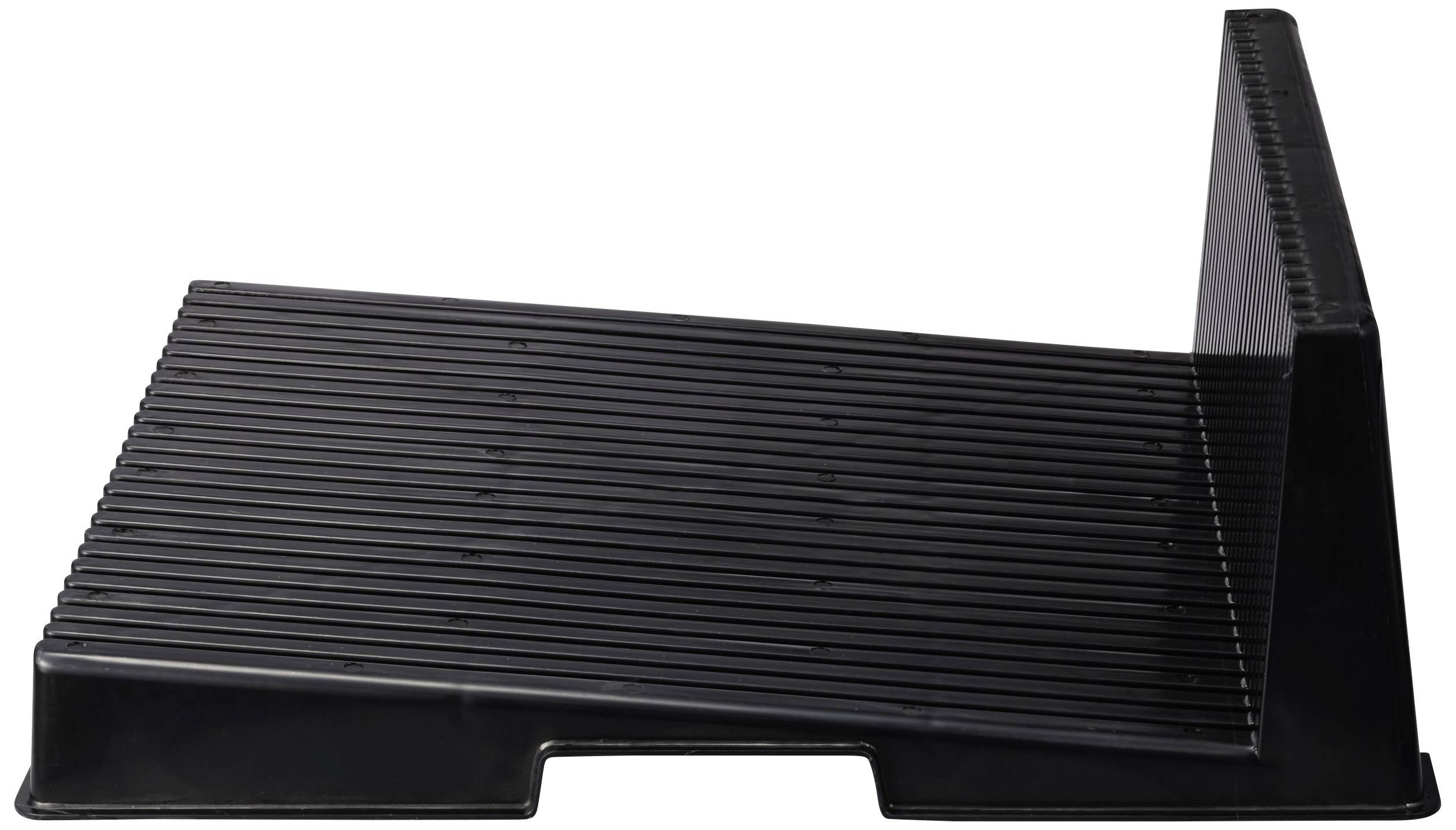 Ein schwarzer, geriffelter Kunststoffständer mit geneigter Oberfläche und aufrechter Kante, vermutlich zur Präsentation von Objekten.