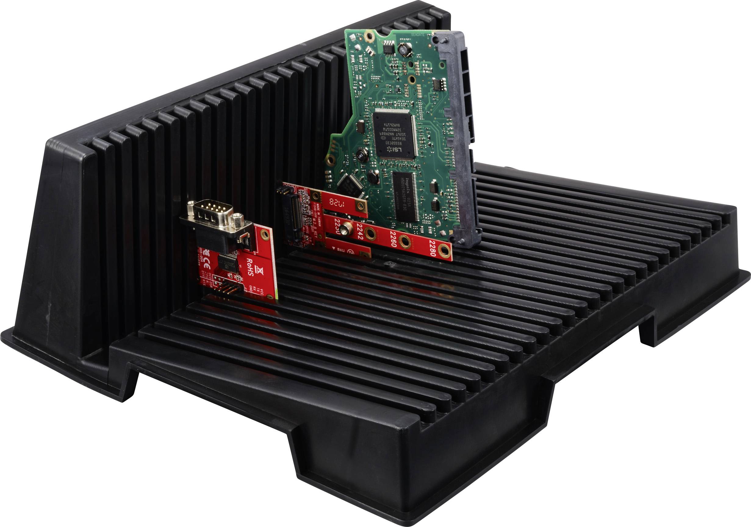 Eine schwarze Kunststoffhalterung mit Computerplatinen unterschiedlicher Größe, die auf der Halterung stehen.