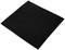 Ein schwarzes quadratisches Filzpad wird auf einer ebenen Fläche gezeigt.