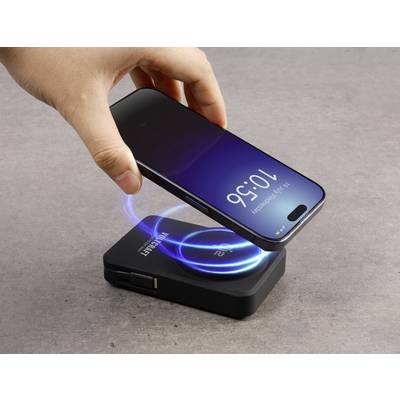 Ein Smartphone wird über einem kabellosen Ladegerät gehalten, das eine blaue Ladeanzeige zeigt. Das Smartphone-Display zeigt '10:56'.