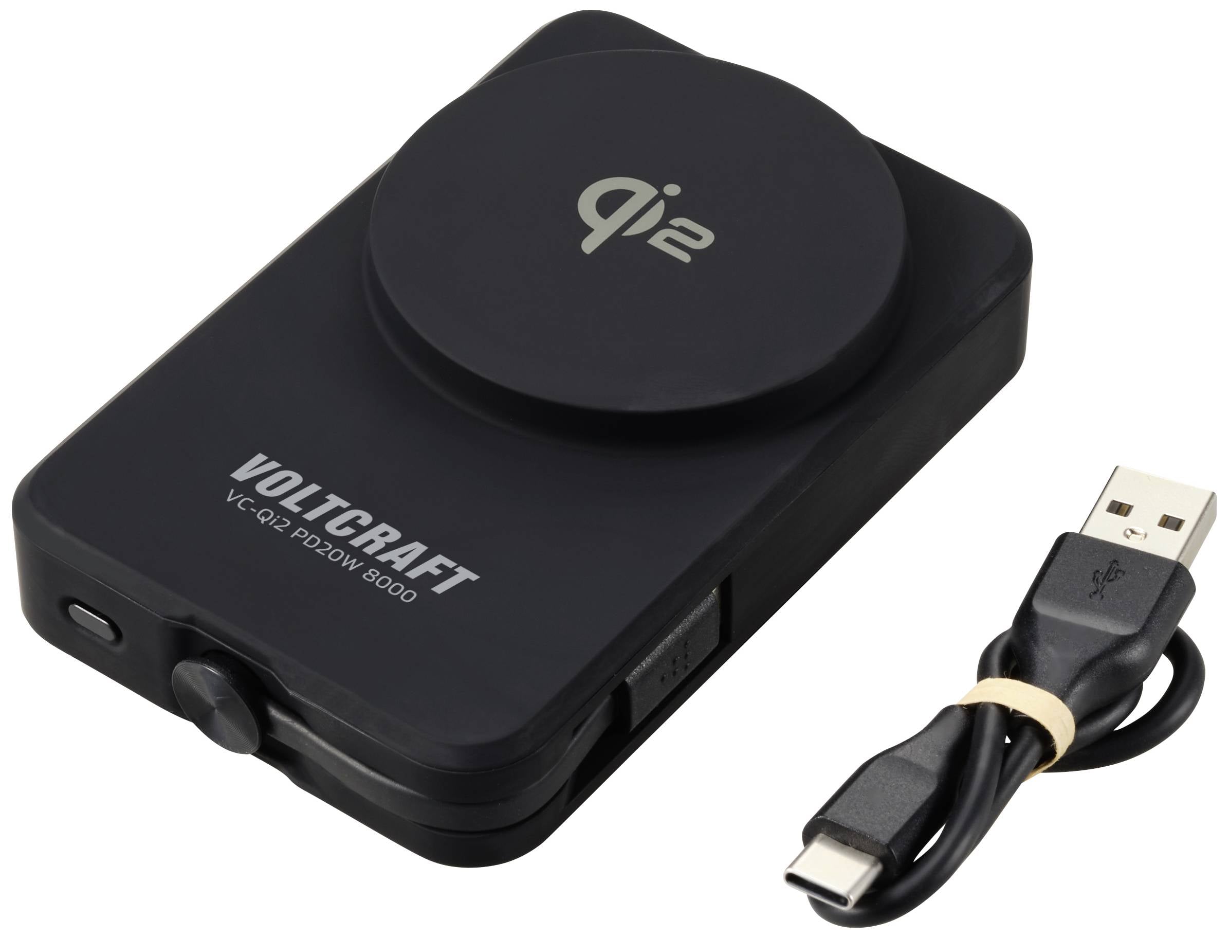 Schwarzes tragbares Ladegerät mit Qi-Logo und USB-C-Anschluss, einschließlich USB-Kabel. Für kabelloses Laden von Geräten.