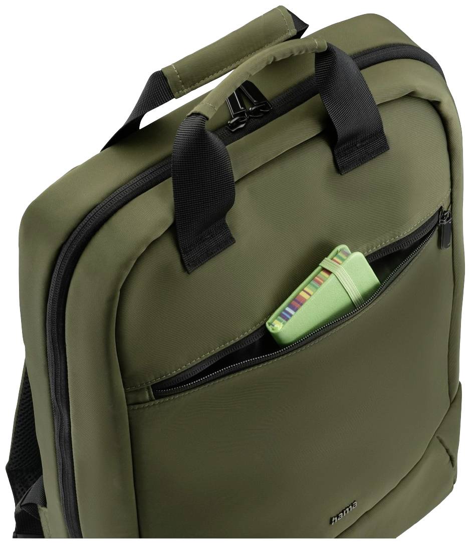 Ein olivgrüner Rucksack mit einer vorderen Reißverschlusstasche, in der ein grünes Federmäppchen steckt.