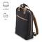 Ein schwarzer Rucksack mit braunen Trägern und Griffen, geeignet für Laptops bis 41 cm. Aus 100% recyceltem Material.