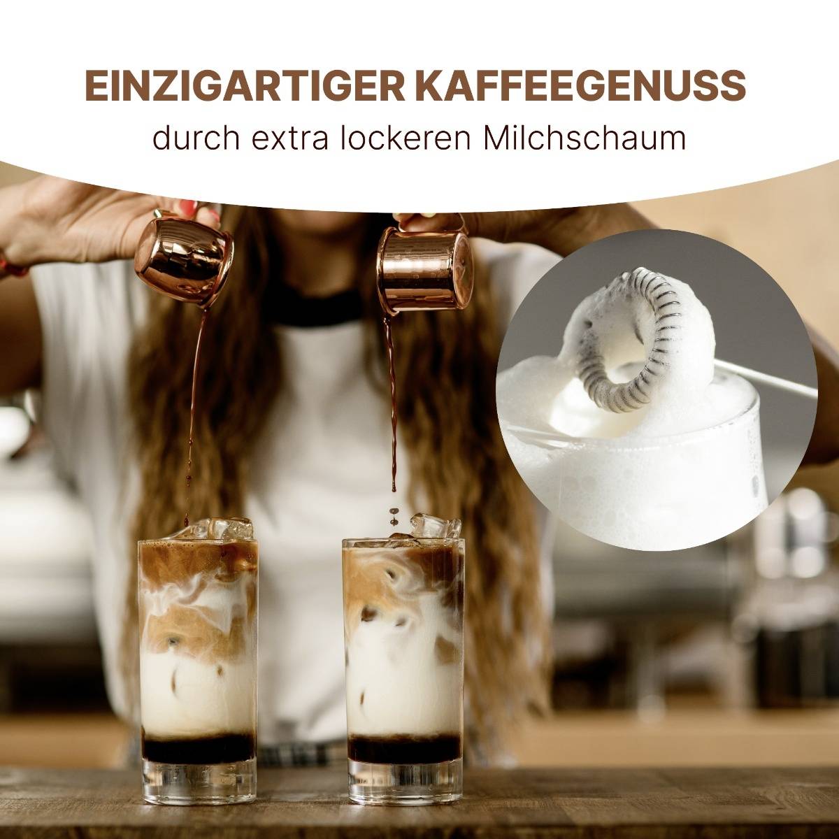 Frau gießt Kaffeeschichten in Gläser mit Milchschaum. Text 'Einzigartiger Kaffeegenuss durch extra lockeren Milchschaum'.